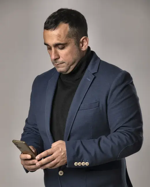 Vito Semeraro controlla le prenotazioni dal telefono